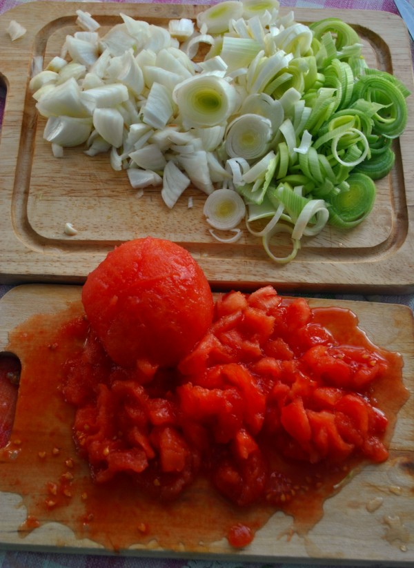 Нарезаем лук-порей, черешковый сельдерей, помидоры